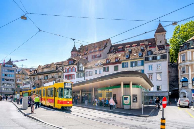 Tram dans le centre ville de Bâle