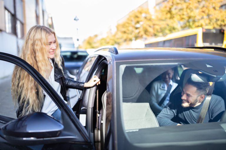 femme qui rentre dans une voiture pour covoiturer