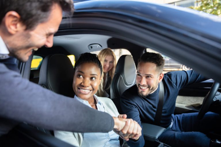 personnes dans une voiture qui font du covoiturage